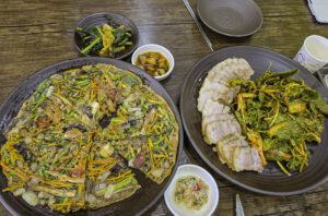 포천 가족 여행 코스 추천 | 장수촌 순두부보리밥 & 벚골도토리막국수